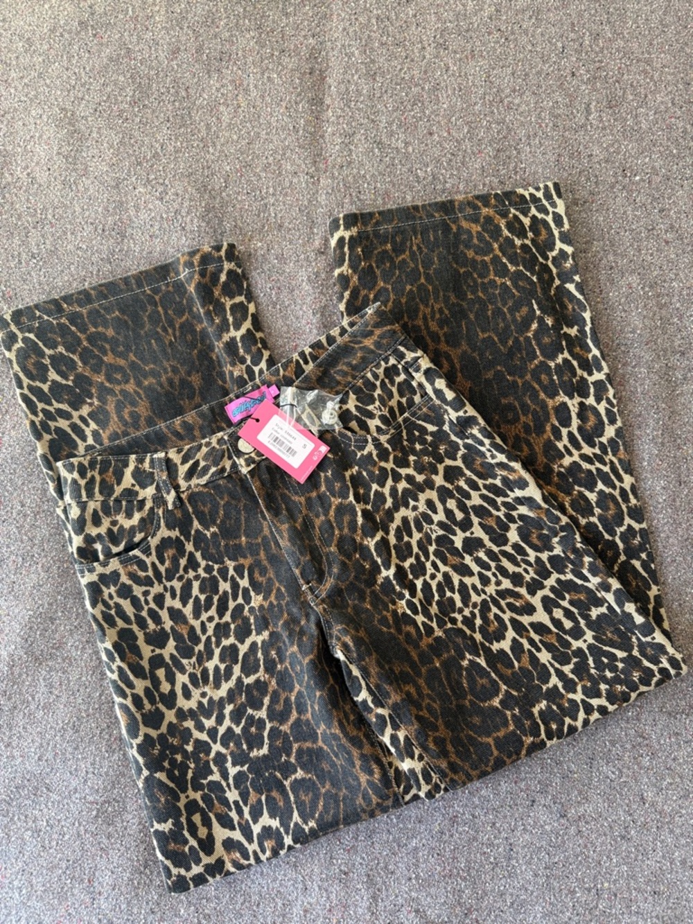 NWT - Edikted Leopard Print Low Rise Jeans (Size Small)